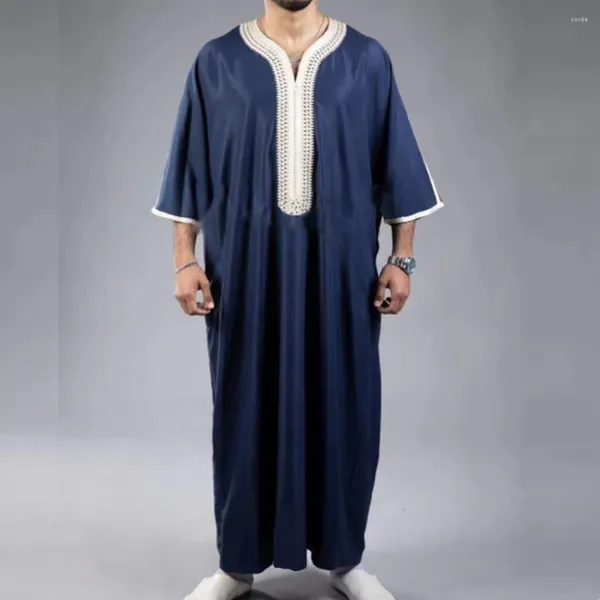 Ethnische Kleidung, roter Rundhalsausschnitt, Stickerei, Naher Osten, Juba, Männer, muslimische Ärmel, männlich, Saudi-Arabien, Robe, islamischer Araber