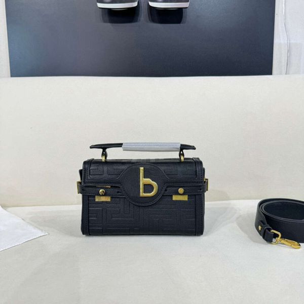 the Factory Handbag Store Verkauft von Ba2024 Neue kleine B-Buzz Seri Lychee Tasche mit rotierender Schnalle, goldfarbene antike Beschläge