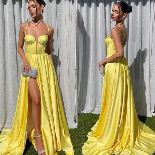 Favoloso abito da ballo giallo con scollo a barchetta, abiti da sera formali, eleganti abiti con spacco sulla coscia per occasioni speciali, trenino in raso, robe de soiree