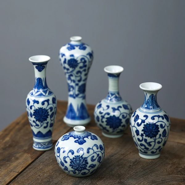 Vasi Porcellana di Jingdezhen Blu antico e bianco dipinto a mano Mini vaso di fiori Inserimento di fiori Cerimonia del tè Decorazioni creative per la tavola da tè