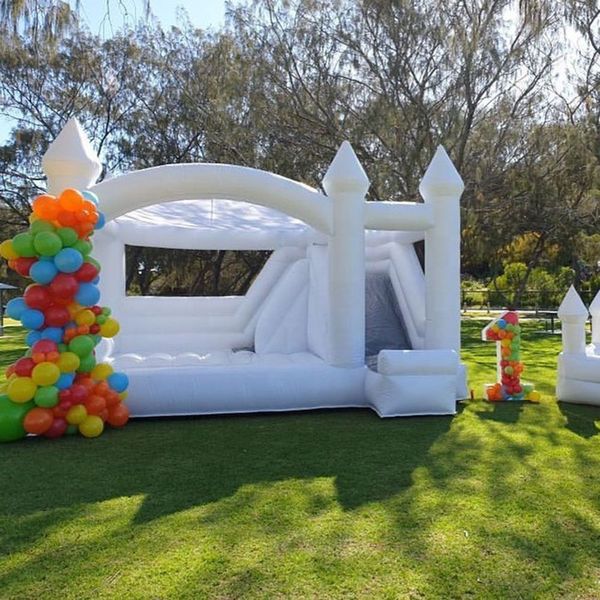 Beyaz PVC Jumper Şişirilebilir Düğün Sıçrama Kalesi Slayt Ticari Atlama Yatağı Bouncy Castle Bouncer House Fun For Fun Full PVC Blower ile
