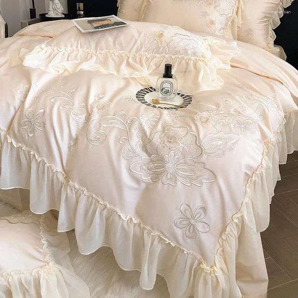 Set di biancheria da letto Ricamo tridimensionale 120 GSM cotone 4 pezzi Set gonna da letto bordo in pizzo stile principessa all'ingrosso