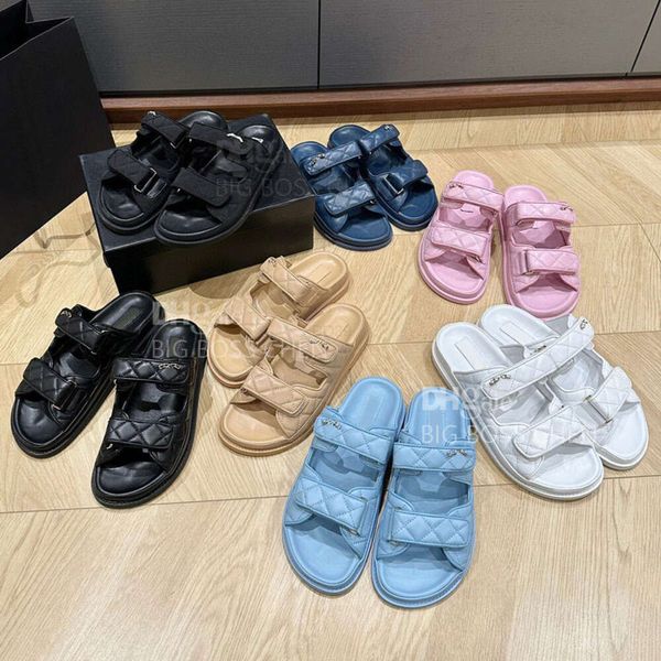 10A Retro Mirror Quality Designer Clássico Couro Sandália Plana Dedo Aberto Carta Fivela Chinelo Praia Slides Chinelos para Mulheres Férias Sapatos