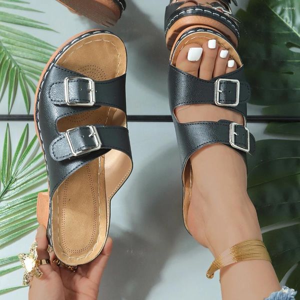 Elbise ayakkabıları kadınların düz renkli gündelik sandaletler platformu yumuşak taban çifte toka bantları slaytlar düşük kama plajı