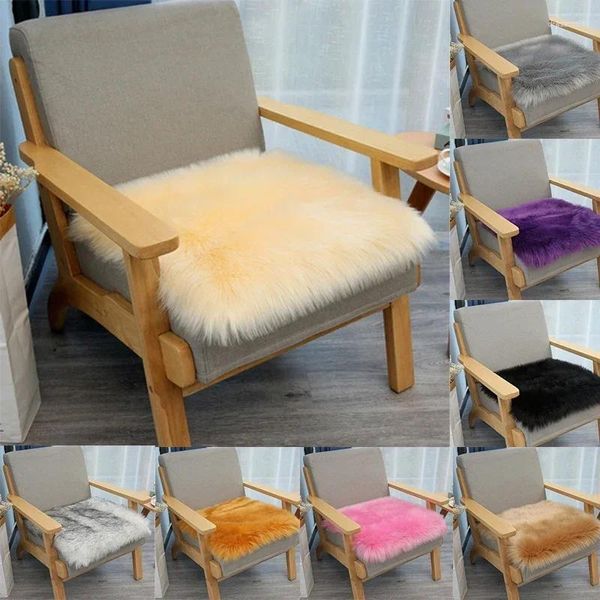 Подушка из искусственного меха, плюшевый утолщенный диван, бытовой маленький квадратный стул, круглый табурет-бабочка, окно, пол
