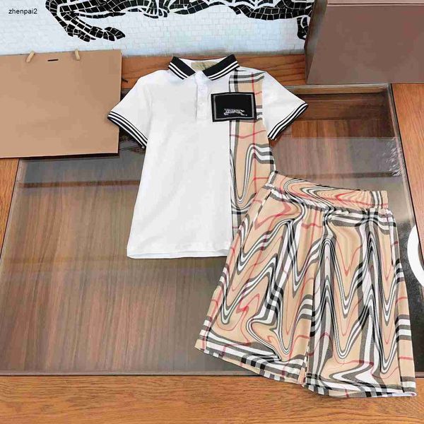 Luxury Kids Designer Roupos Roupetas de bebê T-shirt Conjunto de camisetas Tamanho 110-160 cm Chaki Camisa pólo de emenda e shorts 24mar