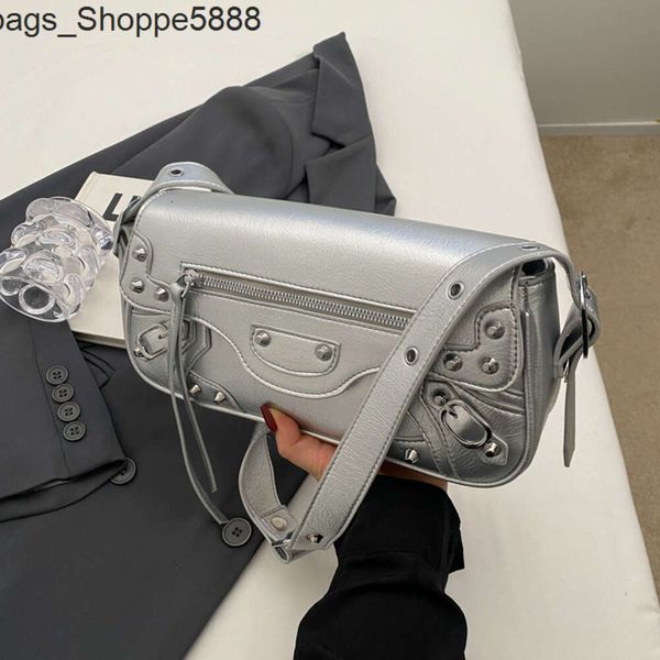 Bolsa de loja direta da fábrica frete grátis meninas picantes nova bolsa feminina nas axilas na moda e método de sentimento de alta qualidade vara crossbody rebite de metal design exclusivo ombro