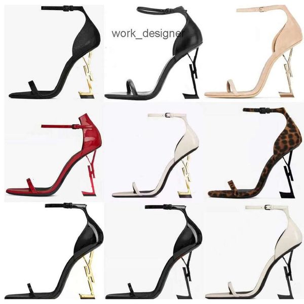 Designer High Heels Paris Metal Letters Sandals Women Dress Scarpe Scarpe sexy Pompe in pelle di moda in punta di punta Partita