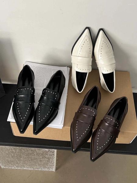 Scarpe casual Scarpe a punta Mocassini da donna Mocassini 2024 Arrivi Nero Marrone Bianco Muli Basso piatto con tacco Rivetto Design Scarpe eleganti