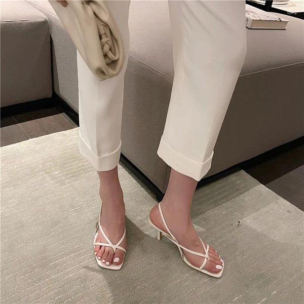 Sapatos de vestido preto tanga sandálias de salto sexy branco baixo salto designer verão para mulheres 2024 fivela de cinto sandalias femininas