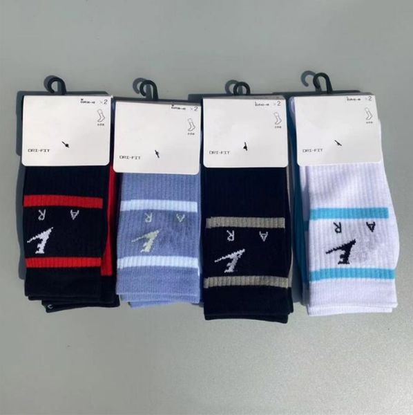 Sportsocken Strümpfe Männer und Frauen Baumwollsportsocken Großhandel Preis Ins Hot Style Mens Solid Sports Athletic Work Plain Crew Socken