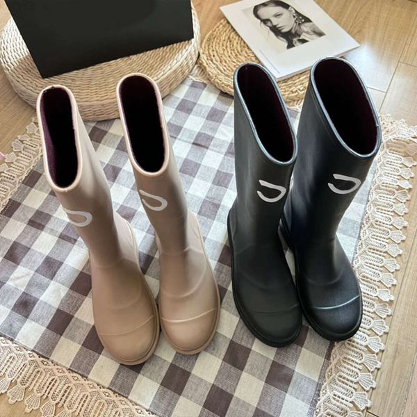 Botas de grife de salto grosso sola grossa botas longas moda dedo do pé quadrado mulheres botas de chuva homens mulheres botas de borracha nova impermeável anti deslizamento alto tubo sapatos de chuva cor pura