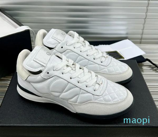 2024 Le ultime scarpe casual bianche da donna in pelle di pecora scarpe sportive a quadri con diamanti piccole scarpe da tennis punte per unghie