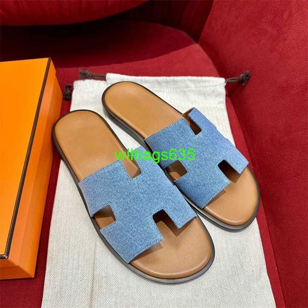 Mens lzmir sandálias de couro chinelos de verão Softsole Mens Slippers 2024 Summer Novos sapatos de praia casual One Word Slippers Colored Palm Pattern M Tive Logo HBXC