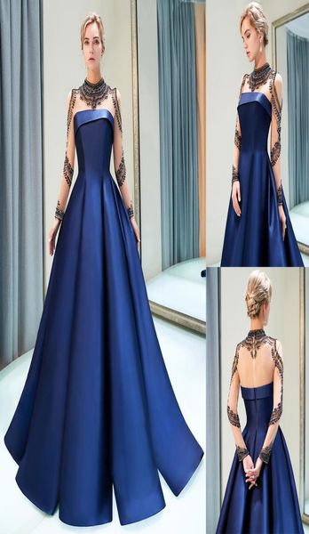 Marine Blue Satin Prom Kleider Luxus Perlen hoher schiere Hals Ein Linie Designer Abendkleid Lange Illusion Särme Abschlussfeier Go8531303