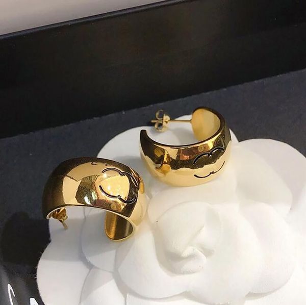 Vinatage Placcato in oro Charm di design Boutique Design in metallo Regali d'amore romantici per gioielli da donna con orecchini in acciaio inossidabile con scatola