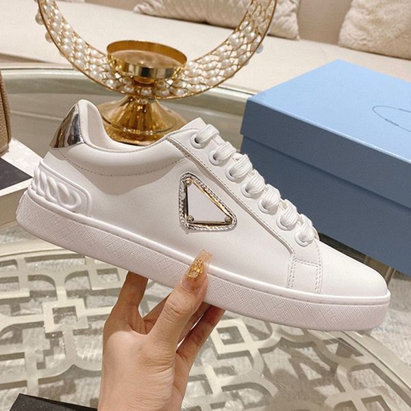 Designer Donna Sneakers con fondo piatto triangolo in metallo Stringate piccole scarpe bianche Moda uomo Trend Sneakers con tomaia in pelle di marca famosa