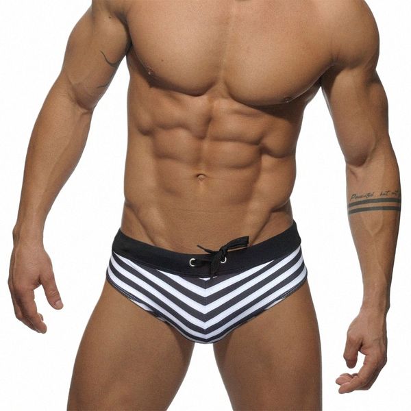 Wy30 schwarzer Streifen niedrige Taille Männer Badebekleidung Sommer enge Männer Schwimmen Strand Shorts Surf Bikinis Schwimmen Trunk Briefs Badeanzug z4uU #