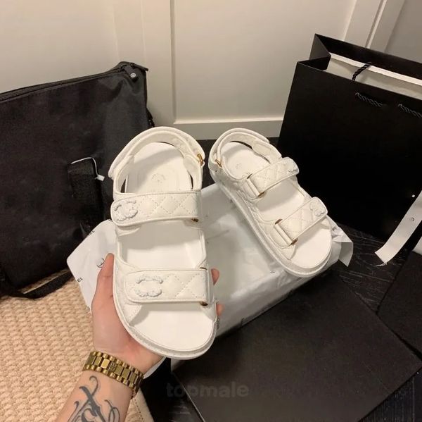 Moda donna in pelle di vitello Sandali papà trapuntati Scarpe estive firmate Scarpe basse Zeppe con tacco basso Sandali con fibbia con diamanti Cinturino alla caviglia Pantofole da spiaggia Pantofole