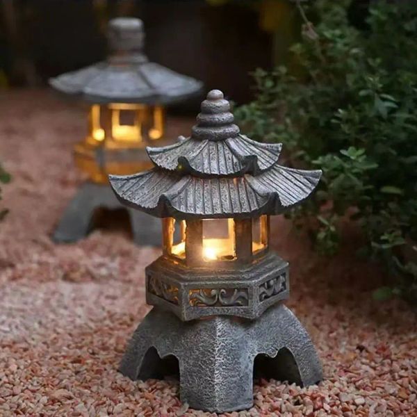 Decorazioni Decorazione Ornamenti Zen Torre ad energia solare Statua da giardino Lanterne del palazzo Lampada solare cinese Lanterna della pagoda del cortile in pietra