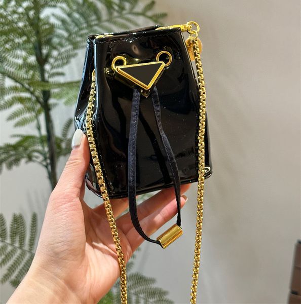 Womens rawstring couro de patente mini balde sacos moda verão celular telefone mensageiro correntes bolsa ombro shinny mulheres elegantes bolsas