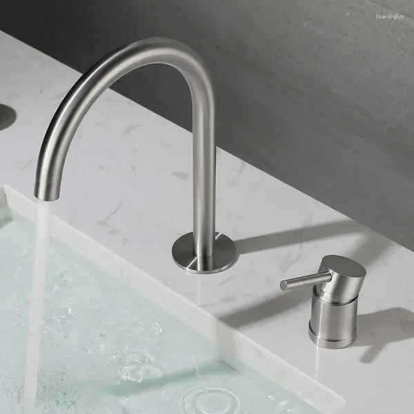 Rubinetti per lavandino del bagno Rubinetto per lavabo freddo Lavabo con beccuccio girevole Rubinetti per vasca da bagno montati su piano Accessori spazzolati