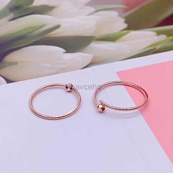 Hoop Huggie Ein echter Ring aus reinem 18-karätigem Roségold ist das beste Geschenk für Frauen.Runde Glücksohrringe mit geschnitzten diagonalen Perlen 240326