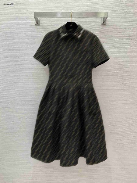 Designer-Kleid Damenkleider Marke kurzärmeliges Mode-LOGO Plissee flauschiges mittellanges Kleid Damen lässiger langer Rock 26. März