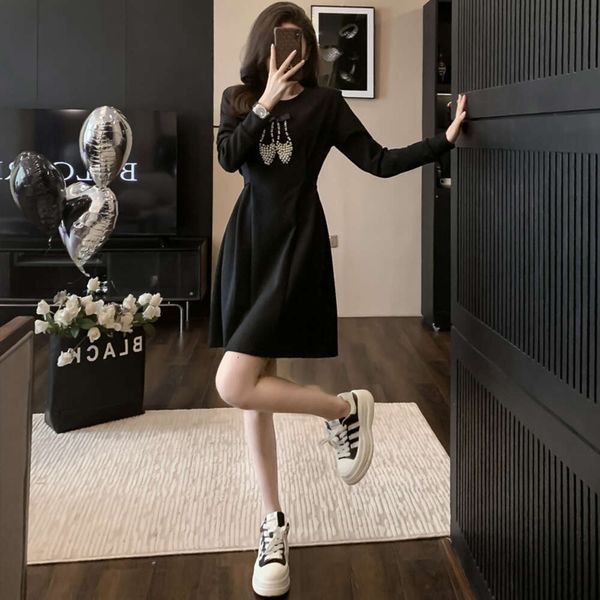 Vestido preto casual de manga comprida para mulheres no outono, com uma sensação de luxo, temperamento, ajuste fino e solto e cintura redutora de idade