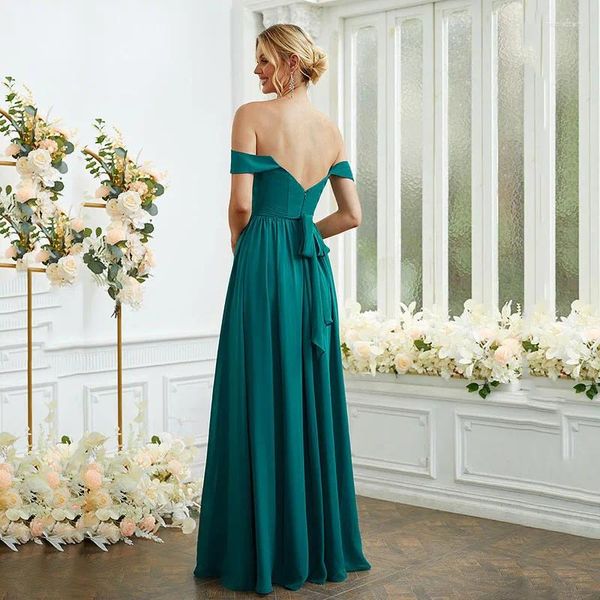 Abiti da passerella Elegante damigella d'onore lunga in chiffon con spacco Verde A-Line con spalle scoperte Abito da cerimonia nuziale senza schienale per le donne