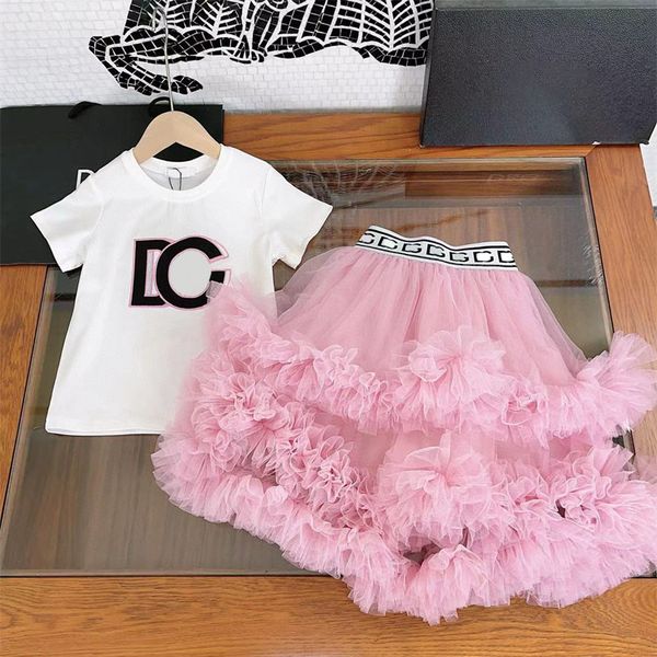 Çocuk Kızlar İki PC etek Setleri Moda Dantel Tutu Etek Jumper Gevşek Pamuk Tshirts Yaz Bebek Kız Lüks Tasarımcı 2 PCS Set Plealed Etek Çocuk Giysileri