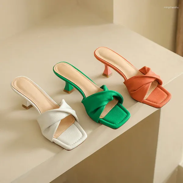 Chinelos de salto plissado para mulheres 2024 tendência verão ao ar livre casual sandálias de dedo do pé quadrado verde laranja sexy elegante sapatos de festa