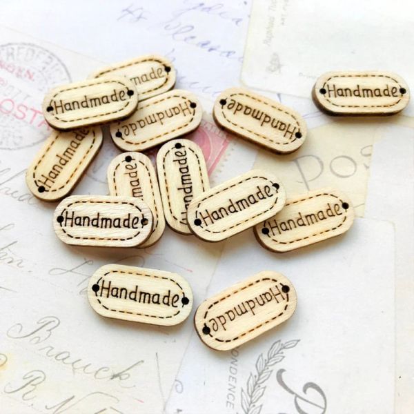 Artesanato 50pcs tags de madeira natural 'martelo' etiqueta de madeira gravada Botão gravado Tags 2 orifícios para crochê 28 mm x 15mm suprimentos de artesanato diy