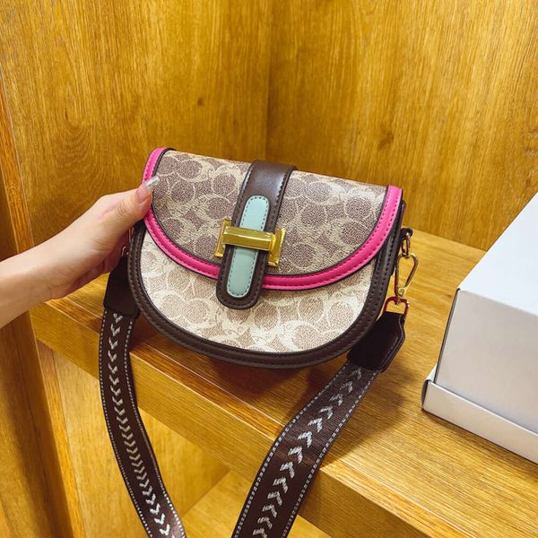 Der Laden exportiert Designer-Taschen Großhandel Advanced Womens Bag 2024 New Network Popular Fashion Saddle Selling One Shoulder Crossbody Small Square
