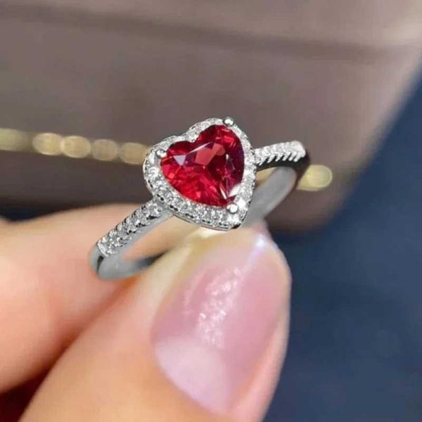 Bandringe Ein neuer, schlichter und klassischer herzförmiger Verlobungsring aus Silber für Frauen mit eingelegtem weißem Rubin, modischer Schmuck für Hochzeitsfeiergeschenke J240326