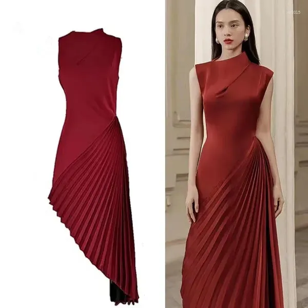 Abiti casual Runway Spring Satin Abito lungo a pieghe irregolari Elegante donna Vino rosso senza maniche Collo alto a metà Slim Weeding