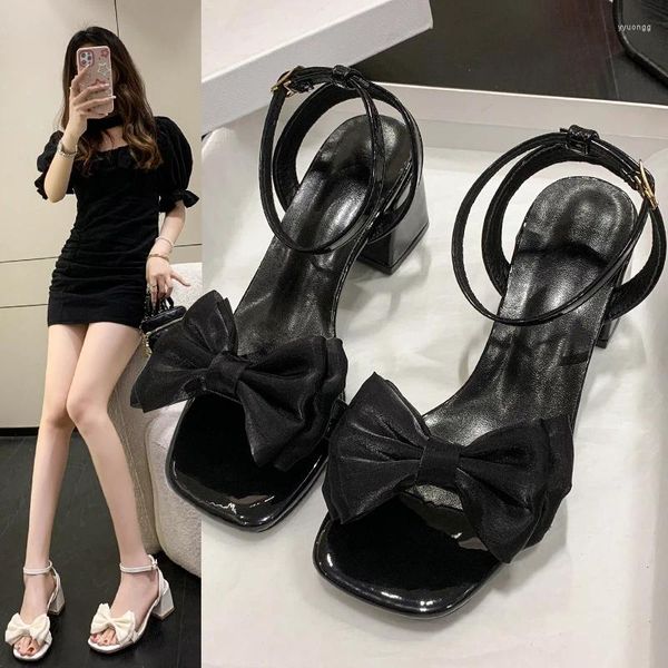 Kleidschuhe 2024 Französischer kleiner Duft Feenbogen High Heel Sandalen Damen Sommer dicker mittlerer Knopfriemen