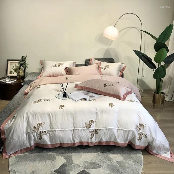 Bettwäsche-Sets 2024 Vierteilige Mode-Baumwoll-Doppel-Haushalts-Bettlaken-Quilt-Abdeckung Tierdruck Bequeme rosa und weiße Farbe