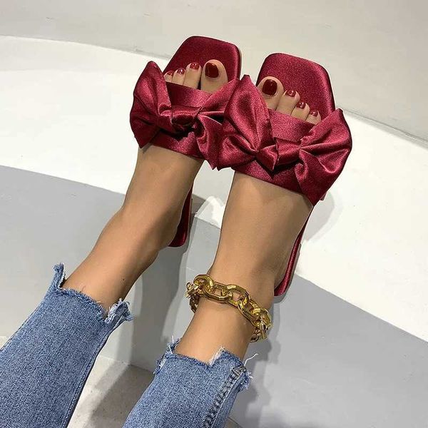 Hausschuhe Hausschuhe 2024 Neue Rote Hochzeit Damen Sandalen Sommer Soes Satin Weiche Sohle Brautjungfer Einfarbig Frauen H240326AKR7