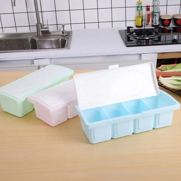 Bottiglie di stoccaggio Scatola di condimento in plastica 4 griglie con cucchiaio Contenitore per condimenti rosa/blu/verde Coperchio antipolvere Barattolo di spezie da cucina