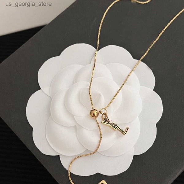 Anhänger-Halsketten Neue Markendesigner-Halskette 18 Karat vergoldet Geschenke Halsband Lange Kette Edelstahlschmuck Farblos Klassisches Design Ohrringe Mode Hohe Quali