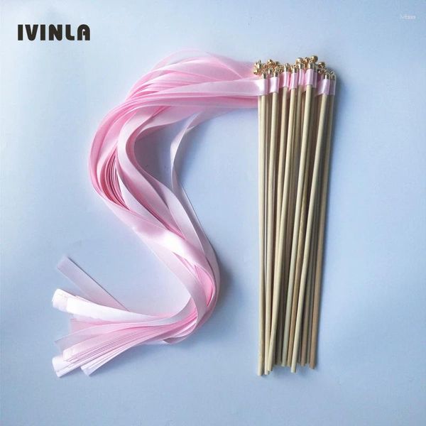 Decoração de festa 50ppcs / lote Light Pink Wedding Ribbon Wands Ribon Stick Twirling Streamers com sino de ouro para