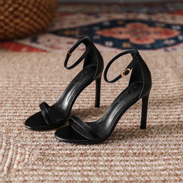 Sandalen Sommer mit goldenen Absätzen Mode Stiletto Damen schwarz bequeme und elegante Schuhe mit Absatz Kätzchen 240312