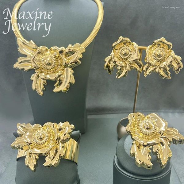 Collana Orecchini Set Fiori Dubai Gioielli placcati oro 24K Orecchini pendenti dorati africani Bracciale Anello Regali di nozze per feste alla moda