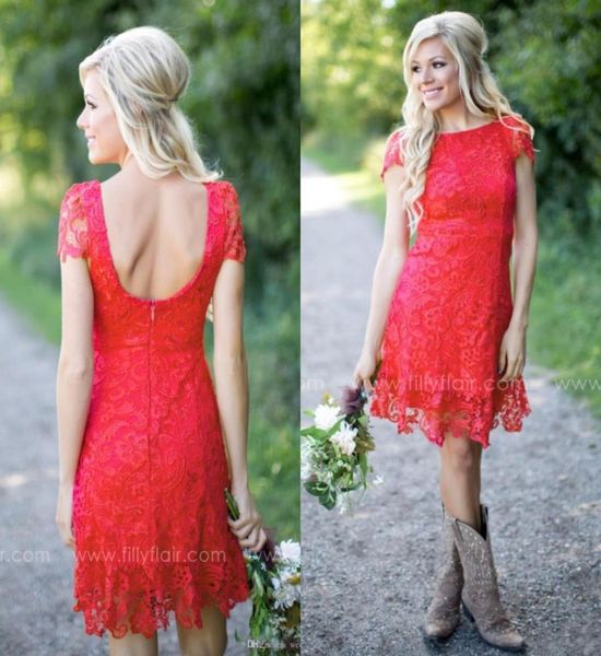 Abiti da damigella d'onore corti in pizzo rosso pieno 2019 economici stile country occidentale girocollo maniche ad aletta mini backless su misura cameriera di ho9743089