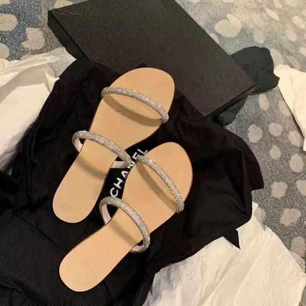 Terlik Terlik Kadın Sandaletleri Yeni Bling Rinestones Düz Çapraz Sparkle Elmas Sandalyas Planlar Ladies Flats slaytlar Soes Yaz H240326CVET