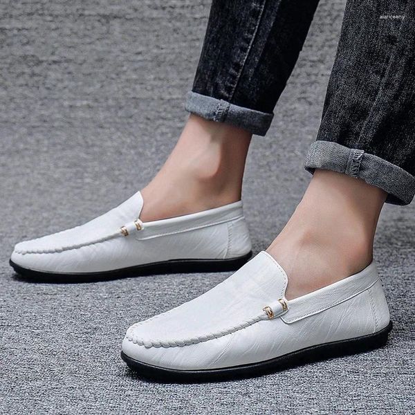 Sapatos casuais masculinos mocassins brancos grampo metal guarnição condução mocassim macio e confortável masculino apartamentos zapatos hombre