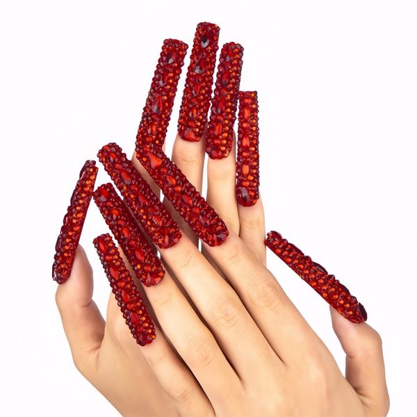 unhas postiças originais quentes, unhas postiças longas, obras de arte deslumbrantes e muito bonitas em estilo diamante vermelho longo