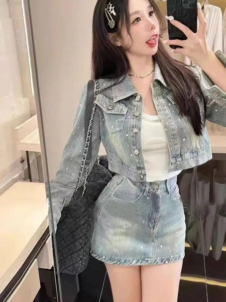 Abiti da lavoro Temperamento dolce Giacca di jeans Gonna a trapezio Set due pezzi Moda donna Coreano Diamante Risvolto Solid Spring College Chic Lady