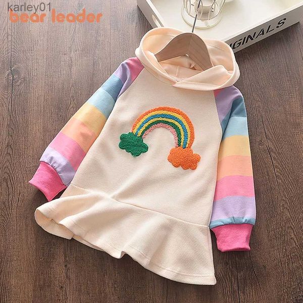 Mädchenkleider Bear Leader 2023 Neue Frühlings- und Herbstmädchenkleider Lässige Baumwolle Regenbogen-Aufkleber-Design mit Kapuze Mädchenkleidung yq240327